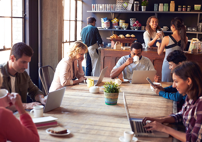 カフェのフリーWi-Fiでネットにアクセス