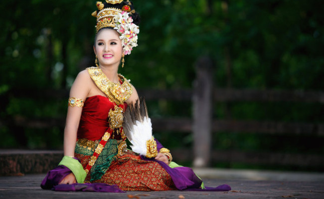 フレア 教育者 魅力 タイ 伝統 衣装 おっと 反映する 差別する